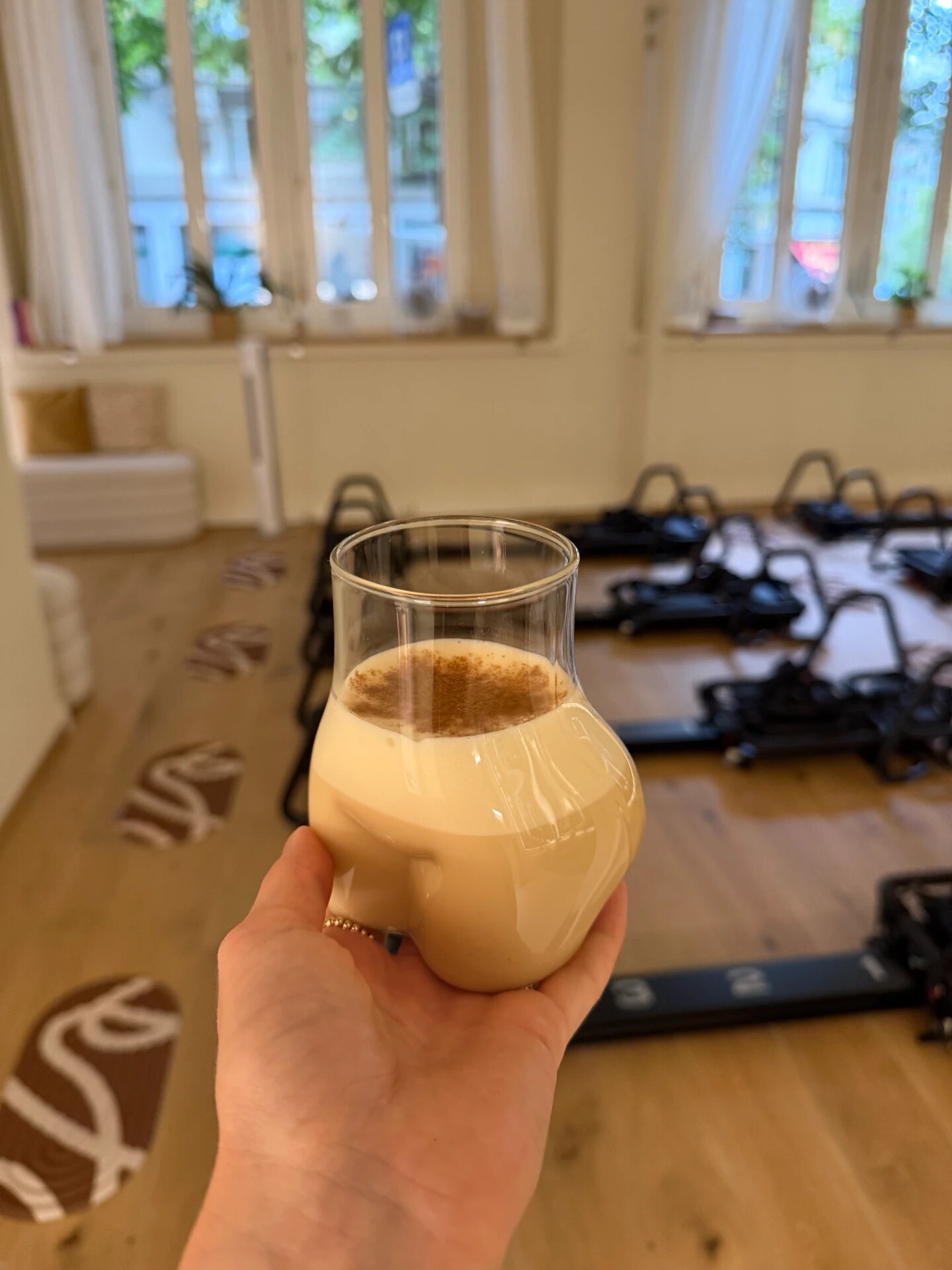 Latte protéiné servi dans le studio Core Class