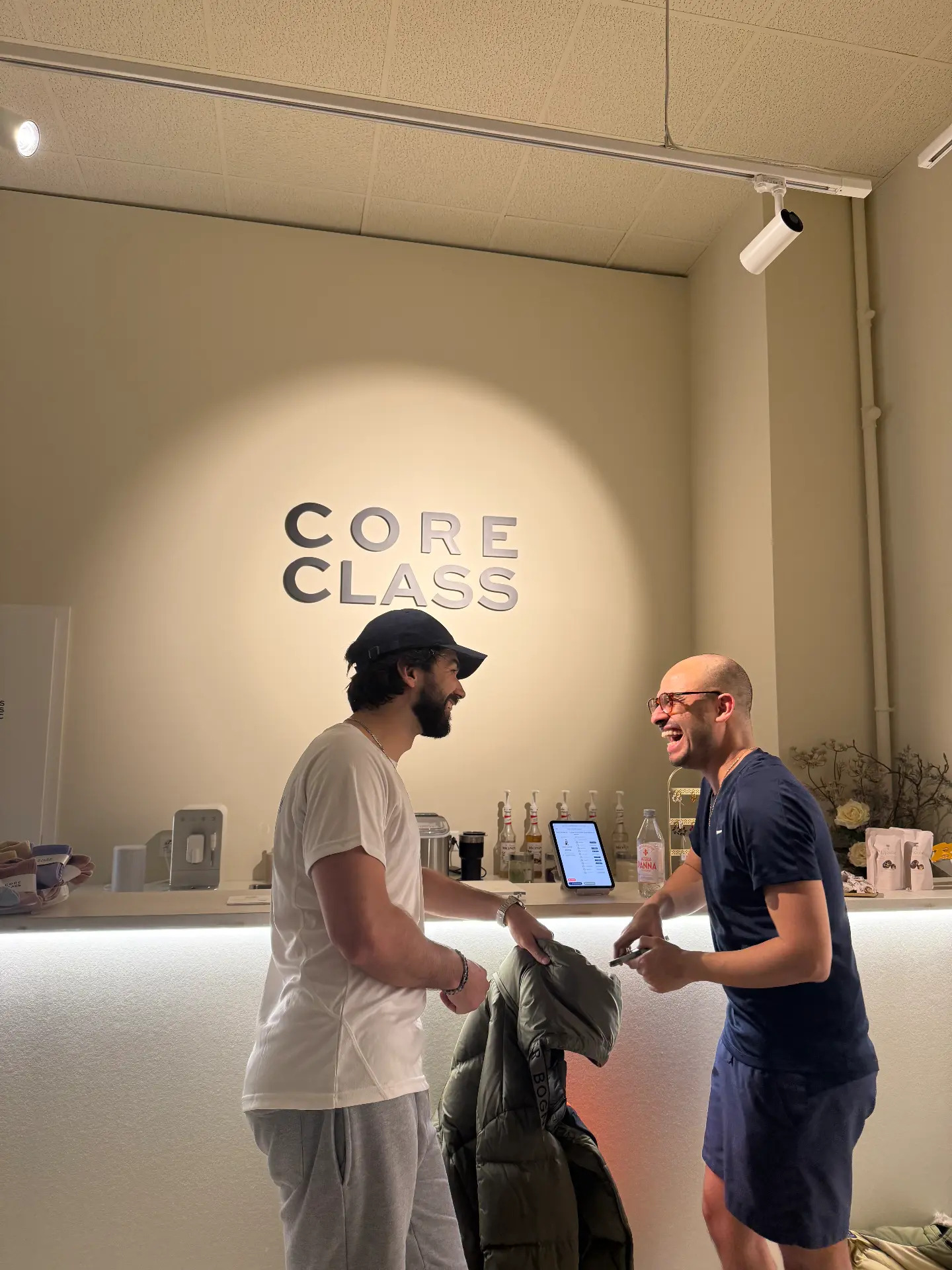 Accueil Core Class derrière le comptoir