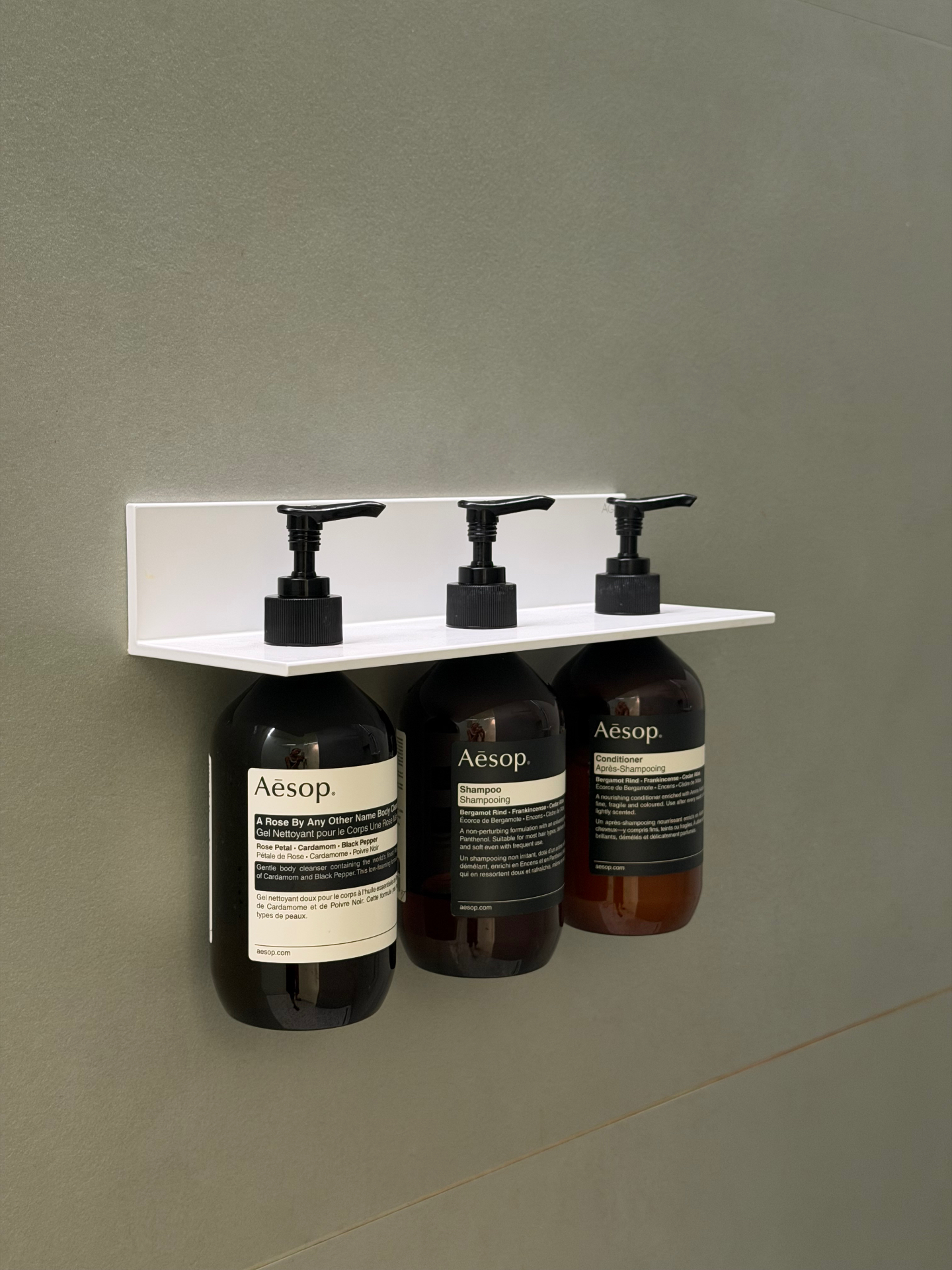Produits Aesop dans la douche du studio Core Class